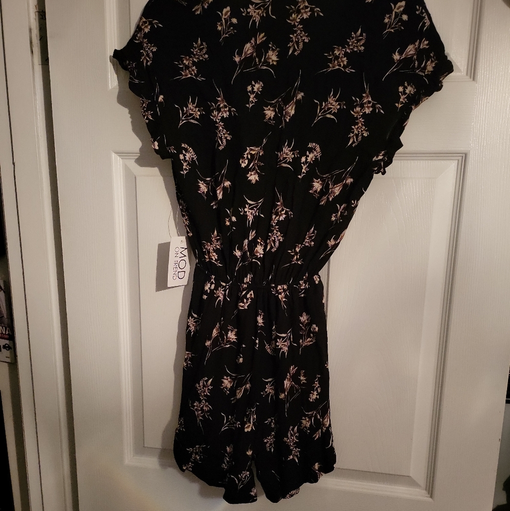 Mod On Trend Romper - Picture 6 of 6